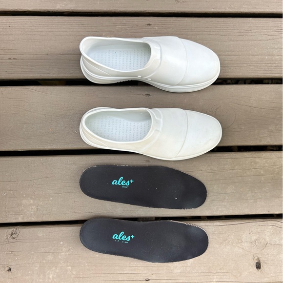 Gales Frontline Nurse Shoes | Unisex M11 W13 | Slip Resistant, Waterproof SlipOn - Picture 2 of 9